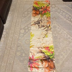 NWT VINCE CAMUTO WOMEN FLORAL 100% SILK/SOIE SCARF VERY PRETTY MIXED COL…